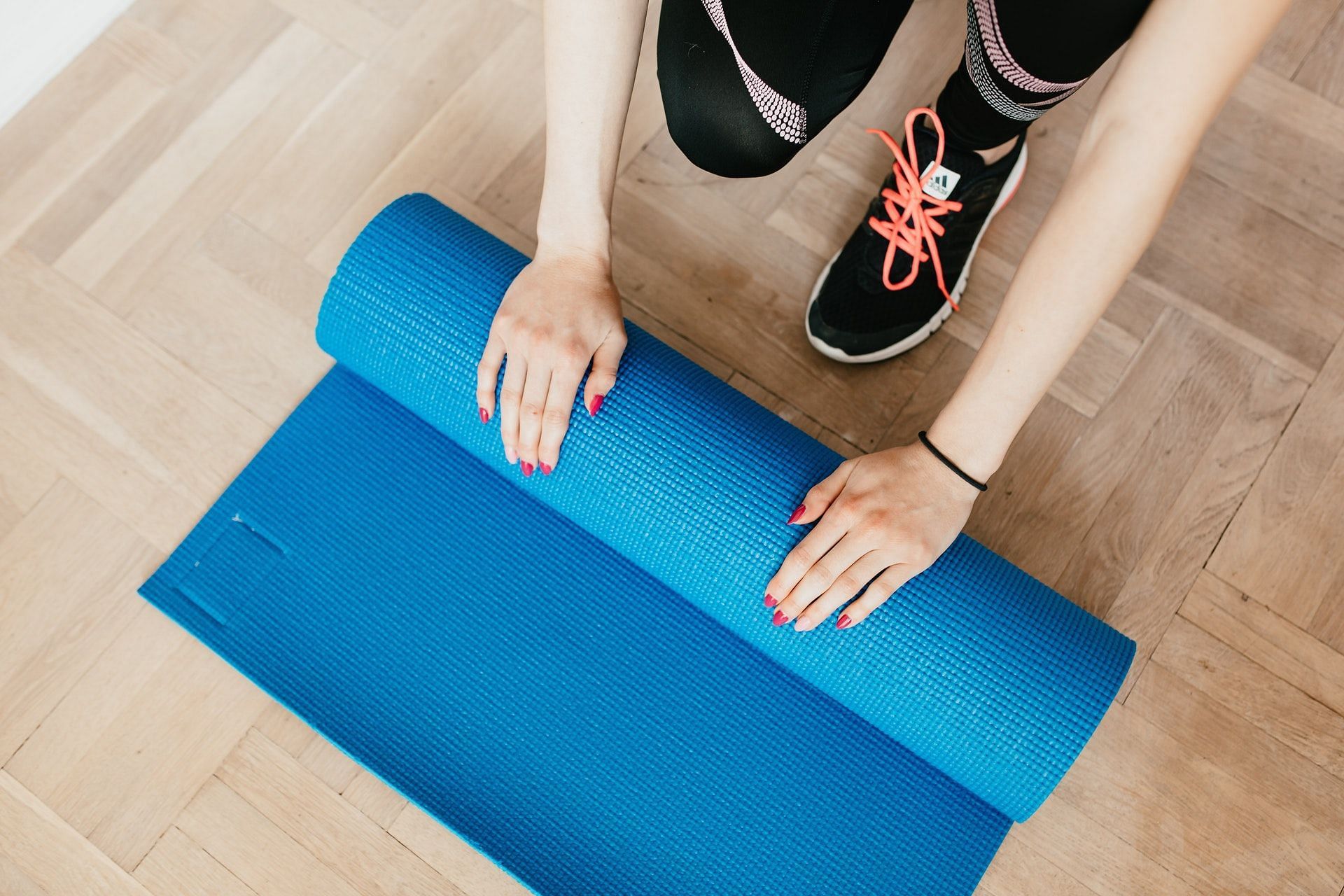 Double leg lift is a classic Pilates exercise for the abdominal muscles. (Photo by Karolina Grabowska via pexels)