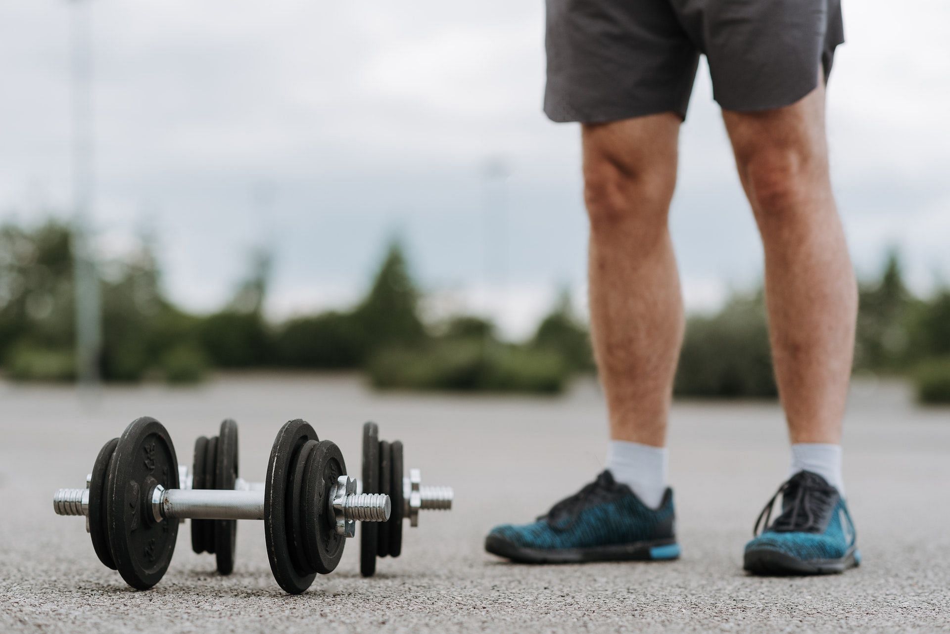 Standing calf raises help strengthen the lower leg muscles. Photo by Anete Lusina via pexels)