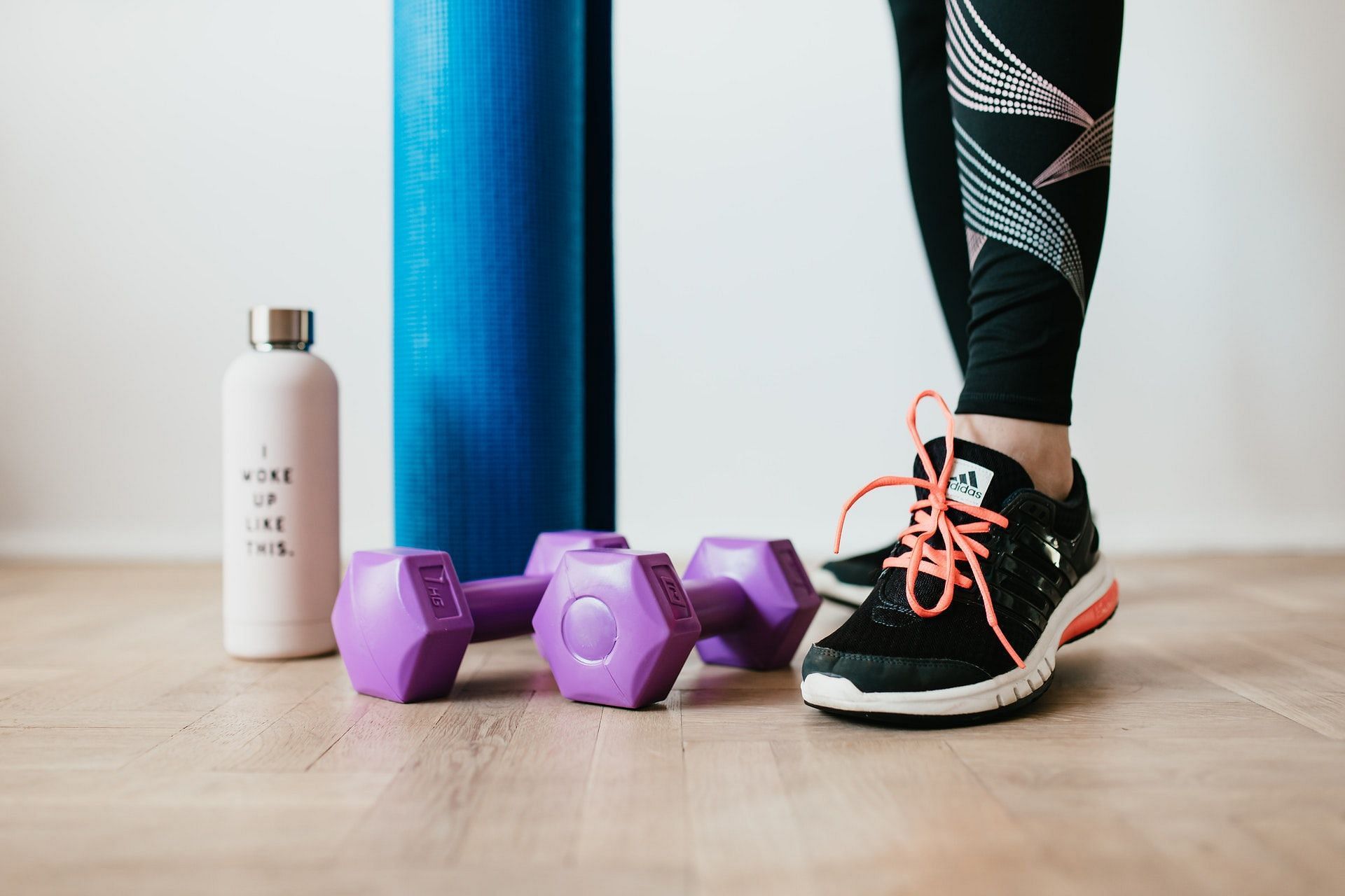 A leg abductor machine exercise can strengthen and tone your glutes. (Photo by Karolina Grabowska via pexels)