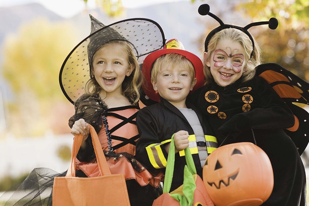 10 Halloween Safety Tips for Trick or Treating from the Red Cross